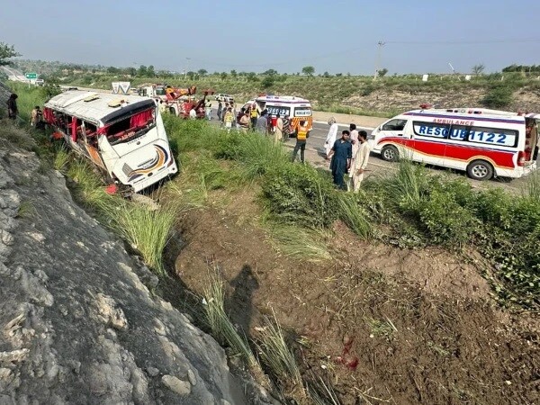 راولپنڈی سے لاہور جانے والی بس بلکسر انٹرچینج کے قریب حادثے کا شکار، سات ہلاک، 20 زخمی