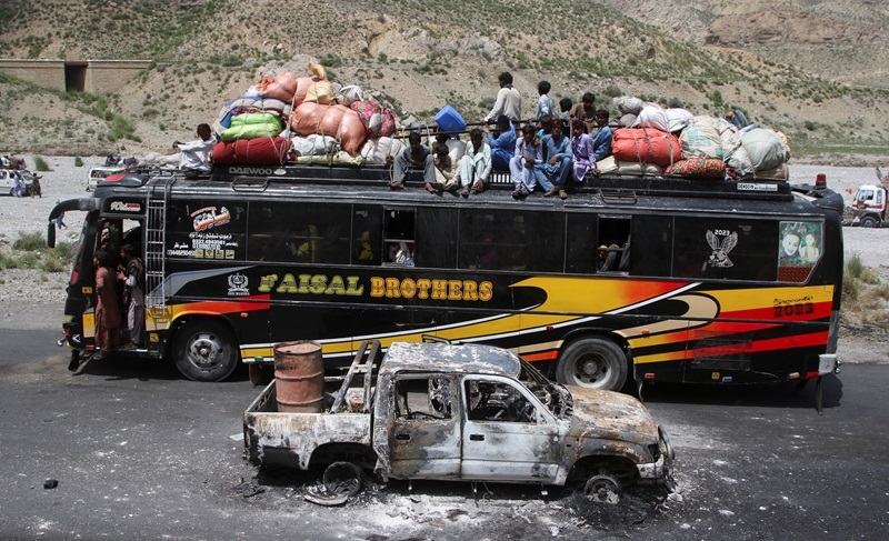 "ٹرین سروس معطل"، "بس سروس محدود