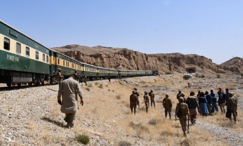 بلوچستان میں ٹرین معطل، بس سروس محدود — لوگ فضائی سفر پر مجبور